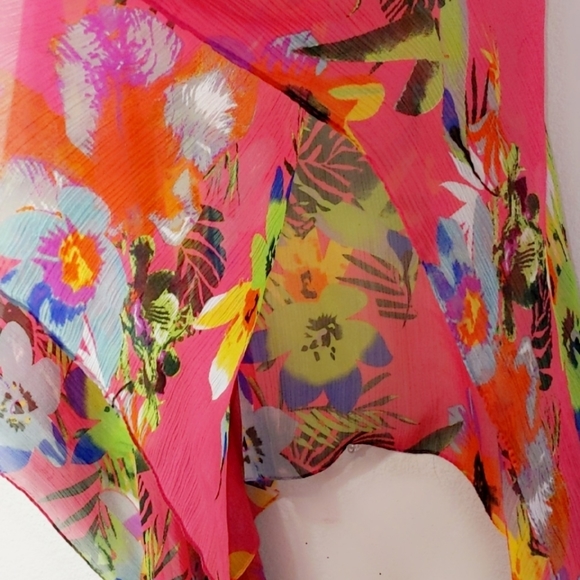 Multi colored,Timeless,Fresh,Bright Floral Top - Picture 2 of 4